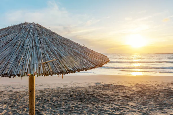 Uitzicht Tropisch Strand Met Parasols Bij Zonsondergang Vakantie Vakantie Reizen — Stockfoto