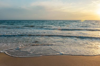 Gün batımında sakin ve güzel deniz manzarası. Tatil ve seyahat kavramı.