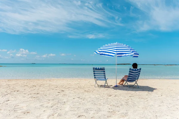 Mulher Feliz Sentada Cadeira Uma Praia Tropical Conceito Férias Verão — Fotografia de Stock