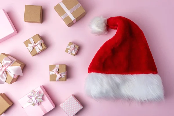 Kerstman Hoed Met Kerstcadeau Dozen Pastel Roze Achtergrond Minimaal Kerst — Stockfoto