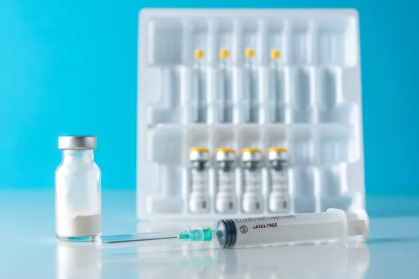 Vidrio Del Vial Vacuna Con Una Jeringa Sobre Fondo Azul —  Fotos de Stock