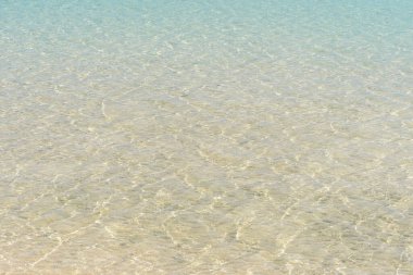 Temiz kumsalda yumuşak mavi deniz dalgası. Tatil ve seyahat konsepti. Elafonisi Yunanistan.