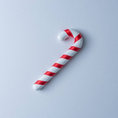 Beyaz arka planda Noel şekeri. Noel veya Yeni Yıl Minimum Konsept.