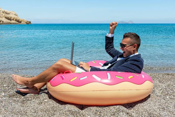 Szczęśliwy Biznesmen Laptopem Nadmuchiwanym Pączku Tropikalnej Plaży Koncepcja Wakacji Letnich — Zdjęcie stockowe