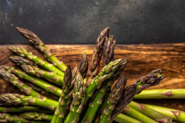 Siyah bir masada taze kuşkonmaz manzarası. Gıda arkaplanı.