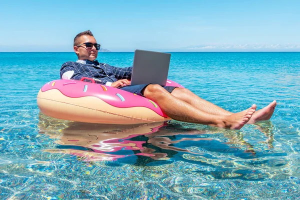 Biznesmen Korzystający Laptopa Nadmuchiwanym Pączku Morzu Koncepcja Wakacji Letnich — Zdjęcie stockowe