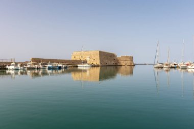Heraklion, Yunanistan - 16 Mayıs 2020: Heraklion 'daki eski kale ve Venedik limanı.