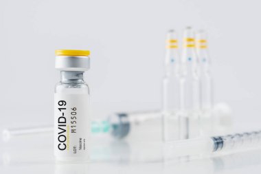 Coronavirus aşı şişesi camında beyaz bir şırınga var. Covid-19 ilaç aşısı konsepti. Dünya salgını konsepti.