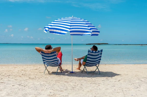 Two Mans Zit Stoelen Onder Een Parasol Een Tropisch Strand — Stockfoto