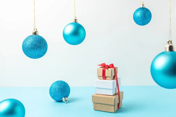 Cadeaudoosjes Met Kerstversiering Blauwe Tafel Kerstmis Nieuwjaar Minimaal Concept — Stockfoto