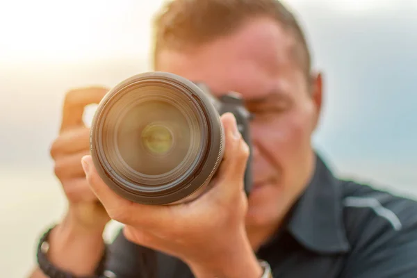 Közelkép Egy Férfiról Aki Naplementekor Fényképez — Stock Fotó