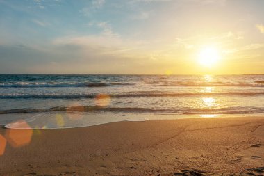 Günbatımında tropik plajlarla yaz arkaplanı. Tatil ve seyahat kavramı.