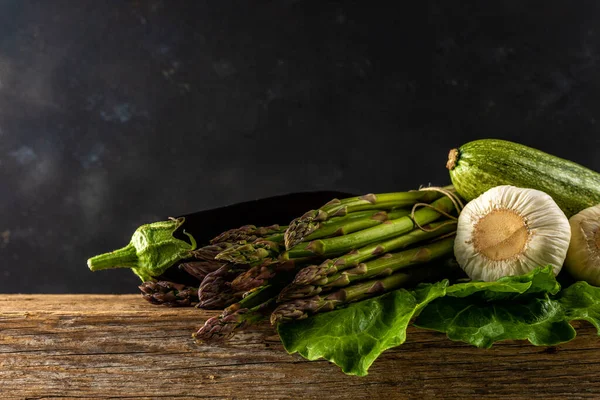 Utsikt Över Färsk Sparris Med Grönsaker Trä Rustika Bord Livsmedelsbakgrund — Stockfoto