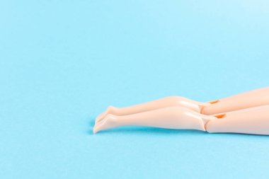 Mavi arka planda bebek bacaklı yaratıcı kompozisyon. En düşük yaz tatili konsepti.