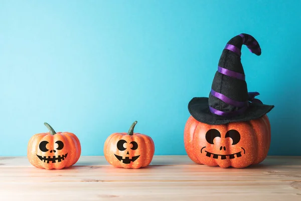 Concetto Vacanza Con Divertente Decorazione Zucca Halloween Cappello Strega Sul — Foto Stock