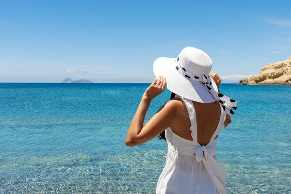 Glückliche Frau Mit Hut Einem Tropischen Strand Sommerferienkonzept — Stockfoto