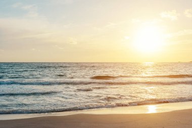 Günbatımında tropik plajlarla yaz arkaplanı. Tatil ve seyahat kavramı.