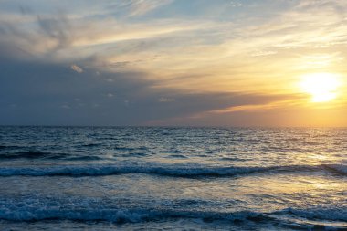 Günbatımında tropik plajlarla yaz arkaplanı. Tatil ve seyahat kavramı.