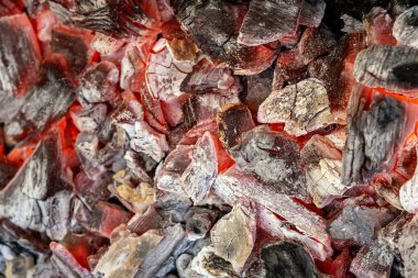 Izgarada yanan kömürlerin arka planı.