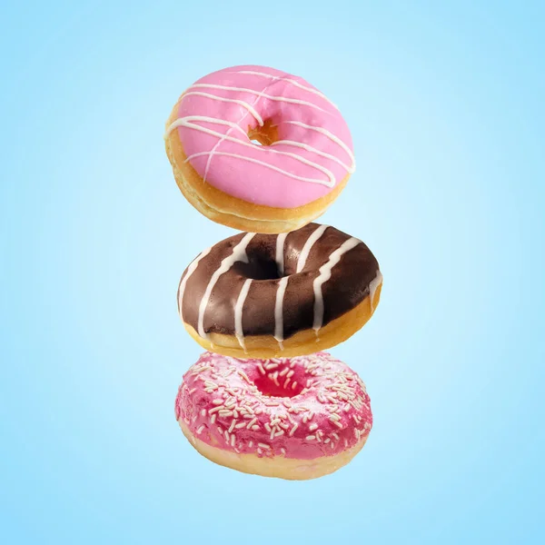 Donuts Frescos Diferentes Fundo Azul Conceito Mínimo Alimento — Fotografia de Stock