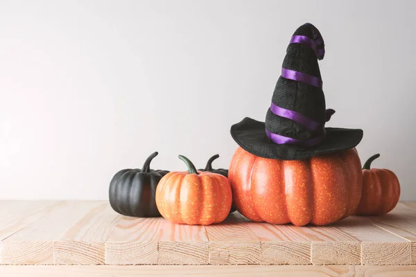 Concetto Vacanza Con Decorazione Zucca Halloween Cappello Strega Sul Tavolo — Foto Stock