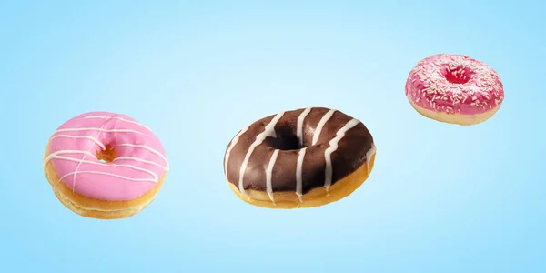 Donuts Frescos Diferentes Fundo Azul Conceito Mínimo Alimento — Fotografia de Stock