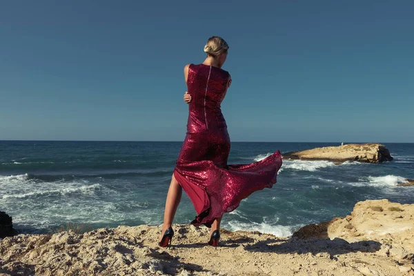 Underbar Modell Elegant Röd Klänning Poserar Havet Bakgrund Modekoncept — Stockfoto