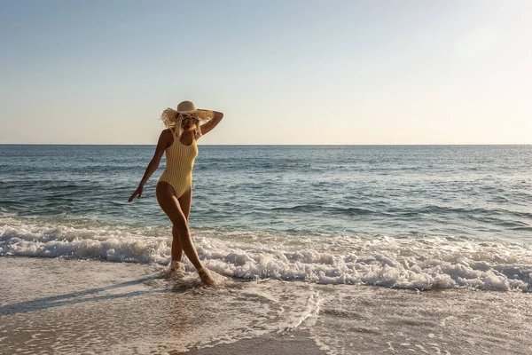 Splendida Modella Costume Bagno Una Spiaggia Sabbia Concetto Vacanza Estiva — Foto Stock