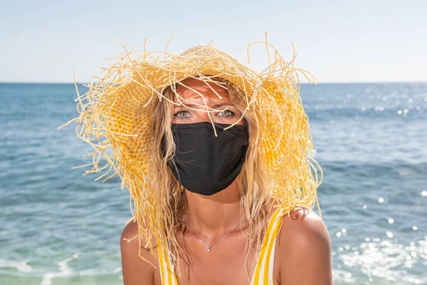 Giovane Donna Maschera Protettiva Medica Sul Viso Sulla Spiaggia Del — Foto Stock