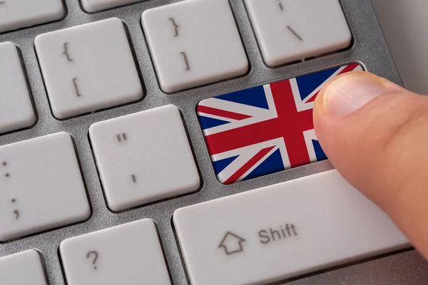 男性の手はそれに英国の旗でキーボードボタンを押してください オンライン国際ビジネスコンセプト — ストック写真