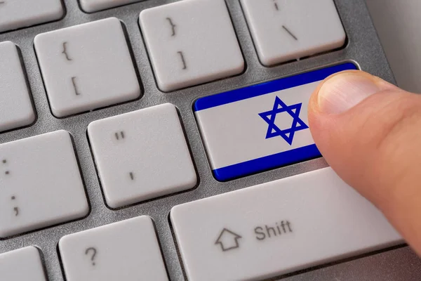 Mão Masculina Pressionando Botão Teclado Com Bandeira Israel Sobre Ele — Fotografia de Stock
