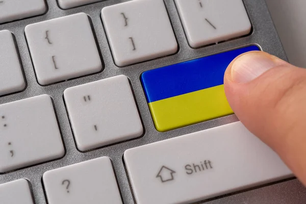 Férfi Kézzel Nyomja Billentyűzet Gombot Zászlóval Ukrajna Rajta Online Nemzetközi — Stock Fotó