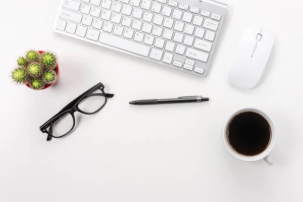 Arbeitsplatz Mit Computertastatur Bürobedarf Und Kaffeetasse Auf Weißem Hintergrund Draufsicht — Stockfoto