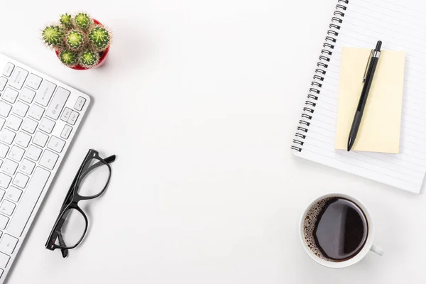 Arbeitsplatz Mit Computertastatur Bürobedarf Und Kaffeetasse Auf Weißem Hintergrund Draufsicht — Stockfoto