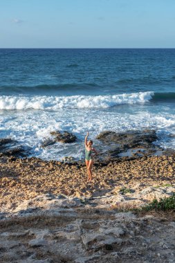 Plajda mayo giymiş güzel bir kadın. Moda konsepti.