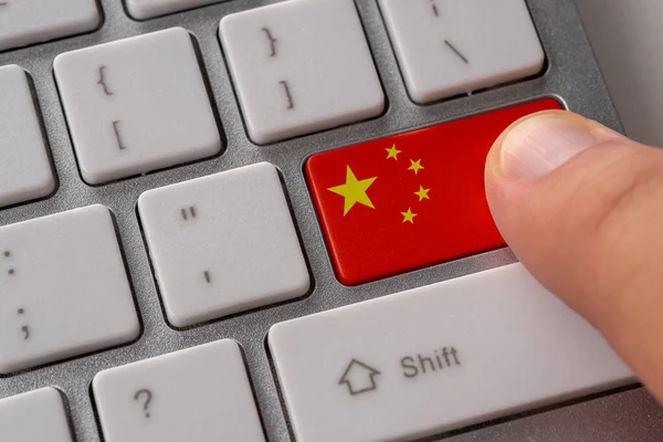 Мужчина Вручную Нажимает Кнопку Клавиатуры Флагом Китая Ней Концепция Международного — стоковое фото