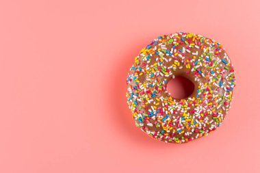 Parlak arka planda tatlı renkli donut. En az gıda konsepti.