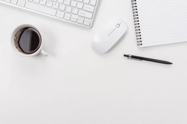 Arbeitsplatz Mit Computertastatur Bürobedarf Und Kaffeetasse Auf Weißem Hintergrund Draufsicht — Stockfoto