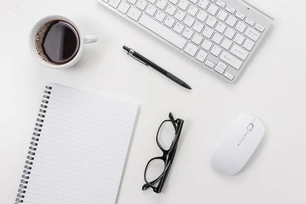 Weißer Bürotisch Mit Leerem Notizbuch Computertastatur Und Anderen Büroutensilien Draufsicht — Stockfoto