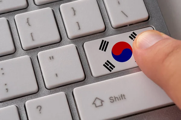 Mão Masculina Pressionando Botão Teclado Com Bandeira Coreia Sul Nele — Fotografia de Stock