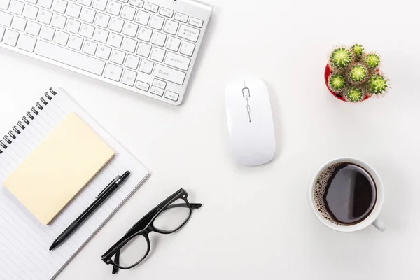 Weißer Bürotisch Mit Leerem Notizbuch Computertastatur Und Anderen Büroutensilien Draufsicht — Stockfoto