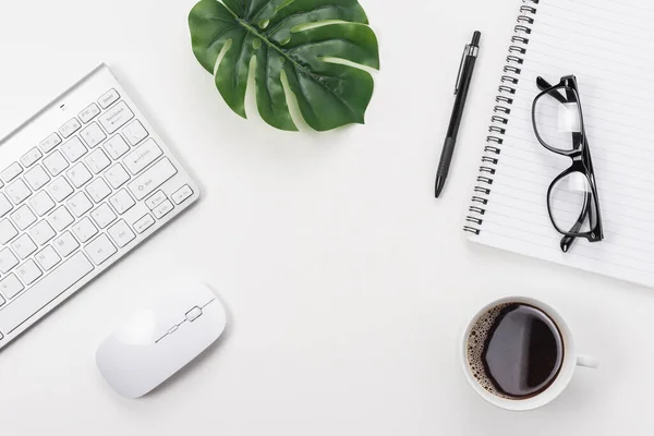 Arbeitsplatz Mit Computertastatur Bürobedarf Grünem Blatt Und Kaffeetasse Auf Weißem — Stockfoto
