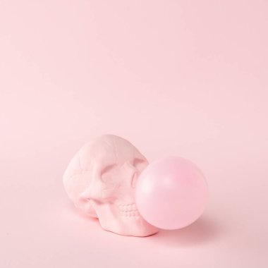 Pembe arka planda sakızlı pembe kafatası. En az Cadılar Bayramı konsepti.