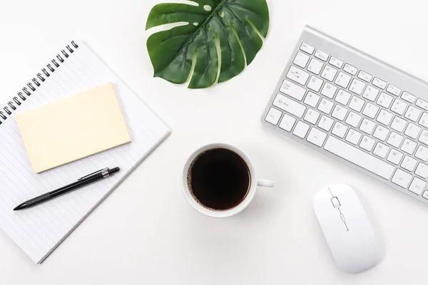 Arbeitsplatz Mit Computertastatur Bürobedarf Grünem Blatt Und Kaffeetasse Auf Weißem — Stockfoto