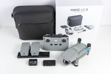 Heraklion, Yunanistan - 05 Ekim 2020: DJI Maviç Air 2 beyaz arka planda aksesuarlarla daha fazla kombinasyon uçuşu.