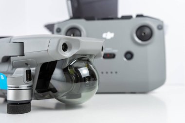 Heraklion, Yunanistan - 05 Ekim 2020: DJI Maviç Air 2 kuadkopteri beyaz arka planda uzaktan kumandalı.