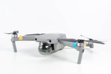 Heraklion, Yunanistan - 05 Ekim 2020: DJI Maviç Air 2 kuadkopteri beyaz arka planda.