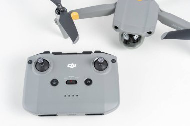 Heraklion, Yunanistan - 05 Ekim 2020: DJI Maviç Air 2 kuadkopteri beyaz arka planda uzaktan kumandalı.