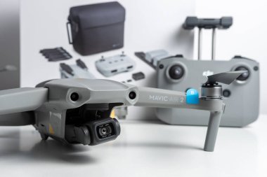 Heraklion, Yunanistan - 05 Ekim 2020: DJI Maviç Air 2 kuadkopteri beyaz arka planda uzaktan kumandalı.