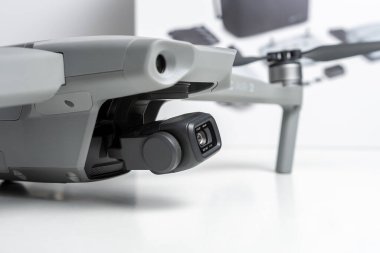 Heraklion, Yunanistan - 05 Ekim 2020: DJI Maviç Air 2 kuadkopteri beyaz arka planda.